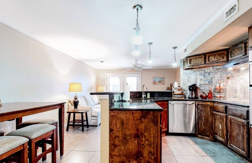 Corpus Christi Condo | Waterfront getaway with pools, grills & fitness room