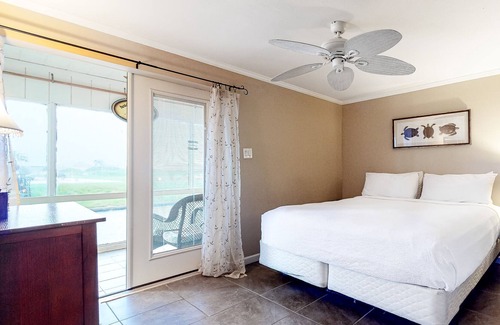 Corpus Christi Condo | Waterfront getaway with pools, grills & fitness room