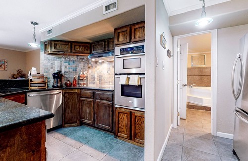 Corpus Christi Condo | Waterfront getaway with pools, grills & fitness room