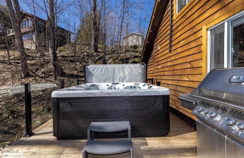 McKellar Cottage | Waterfront getaway on Lake Manitouwabing. Hot tub, bunkie, canoes and kayaks!