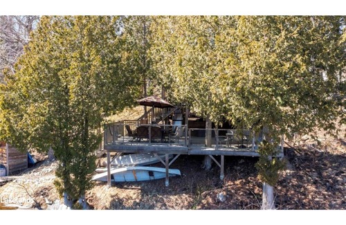 McKellar Cottage | Waterfront getaway on Lake Manitouwabing. Hot tub, bunkie, canoes and kayaks!