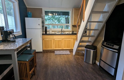 Gold Bar Cabin | Waterfront guest house nwith WiFi, AC, Hot tub, Sauna.nPet friendly.