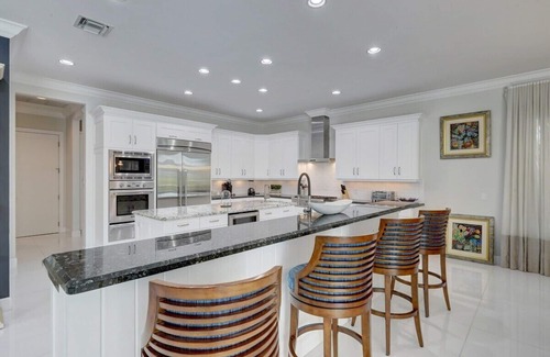 17th Street Causeway House | Waterfront ~ Heated Pool ~ Dock ~ Kayaks ~ Bikes