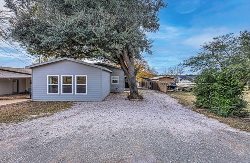 Kingsland House | Waterfront Home for 14, Perfect for Large Families