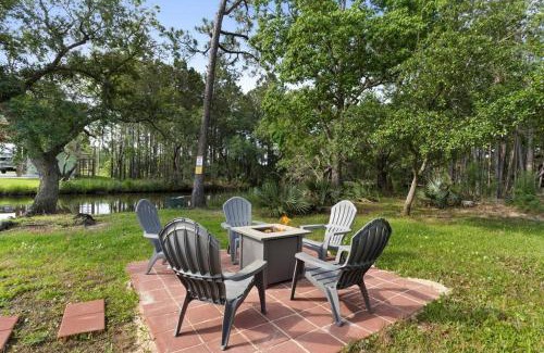 Shoreline Park House | Waterfront Home Game Room Ping Pong Outdoor Bar Area
