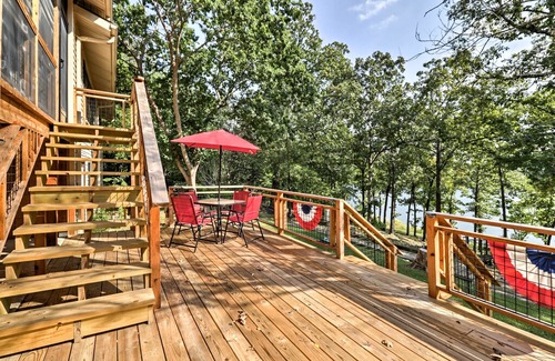 Hardy House | Waterfront Home on Lake Sherwood w/ Dock & Deck!