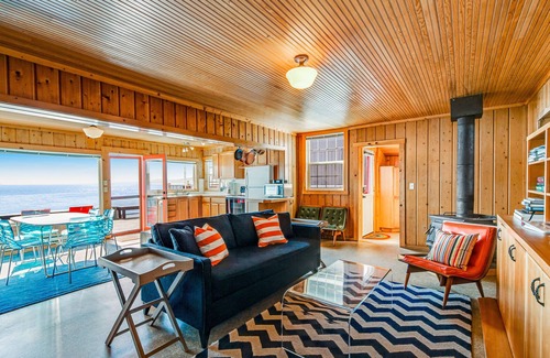 Gig Harbor House | Waterfront Home on Puget Sound w/Stunning Mount Rainier View, Deck, & Bunkhouse