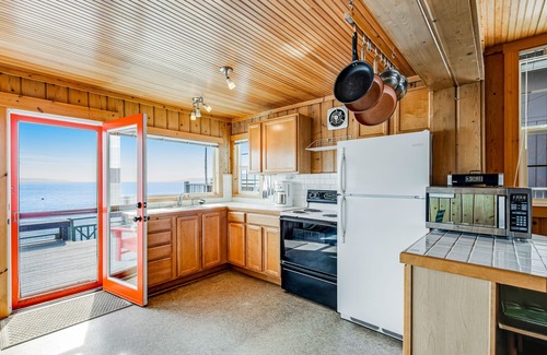Gig Harbor House | Waterfront Home on Puget Sound w/Stunning Mount Rainier View, Deck, & Bunkhouse