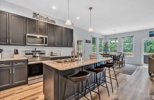 Huddleston House | WATERFRONT HOME! Sleeps 10! Come Visit 'Friendship Cove'!