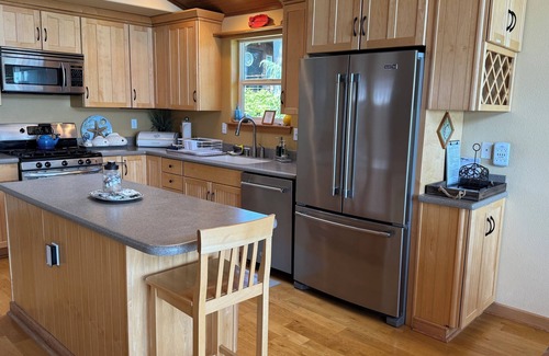 Anacortes House | Waterfront home, steps to the beach in protected bay! Birding, kayaking, swim.