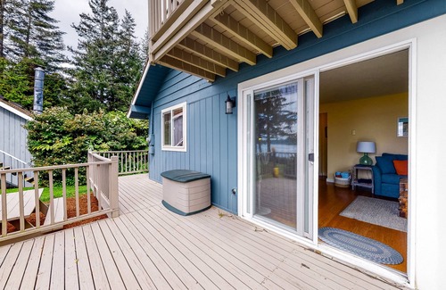 Camano Island House | Waterfront Home w/Gorgeous Ocean View, Deck, Fireplace, WiFi - Walk to Beach