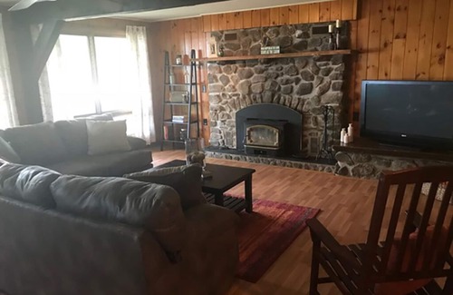 Belgrade Lakes House | Waterfront Home with large pond