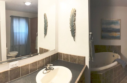 Goodview House | WATERFRONT HOT TUB, FIRE PIT, THEATER/GAMEROOM, WIFI, KAYAKS, MULTI FAMILY