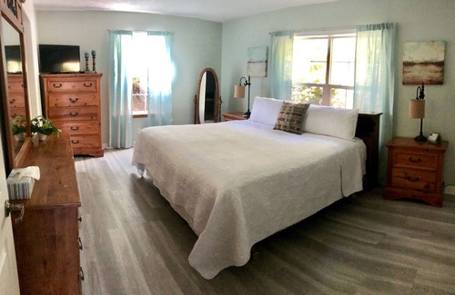 Goodview House | WATERFRONT HOT TUB, FIRE PIT, THEATER/GAMEROOM, WIFI, KAYAKS, MULTI FAMILY