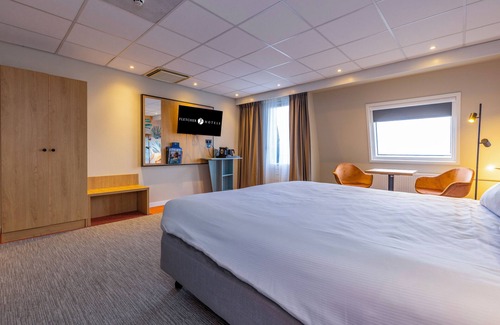 Oud-Loosdrecht Hotel | Waterfront Hotel Featuring Private Marina, Hiking Routes and Elegant Dining