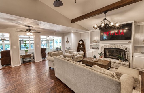 Jefferson House | WATERFRONT House - 4 BR/3 Kayaks/Hot Tub/Table Pool/Desk