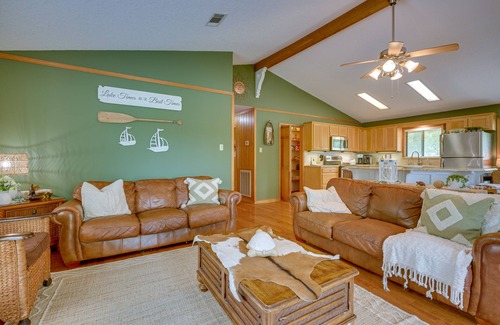 Oakhurst House | Waterfront Huntsville Home w/Private Dock & Spa