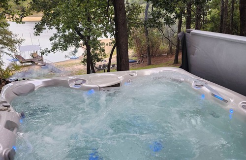 Hoyt House | 🔥WATERFRONT* KAYAKS* PRIVATE DOCK* POOL TABLE* HOT TUB* LAKE EUFAULA🔥