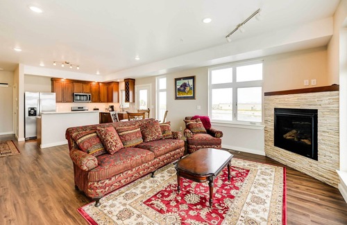 Kenai House | Waterfront Kenai Townhome < 1 Mi to Beach!