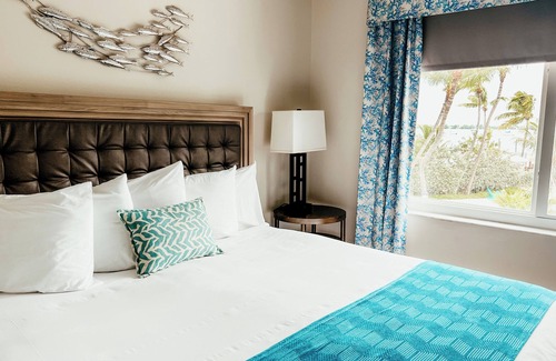 Key Largo Hotel | Waterfront King Stay! Easy Beach and Pool Access!