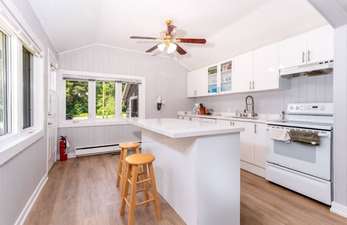 Gravenhurst House | Waterfront Lake Muskoka cottage one thousand and one night