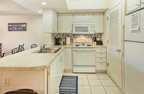 Lakeland Condo | Waterfront Lake Ozark Condo with Boat Slip!
