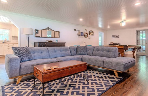 Eatonton House | Waterfront Lake Retreat with Live TV for all the SPORTS!