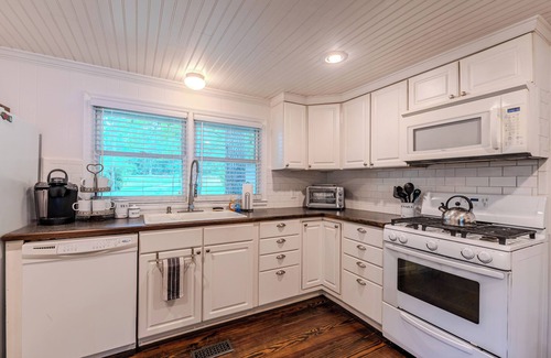Eatonton House | Waterfront Lake Retreat with Live TV for all the SPORTS!