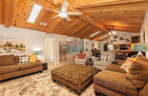 Anacoco House | Waterfront Lake Retreat Private Dock & Fire Pit