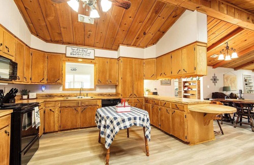 Anacoco House | Waterfront Lake Retreat Private Dock & Fire Pit