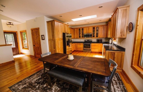 Ingles Cabin | Waterfront Log Home Getaway on Claytor Lake! 3BS10 - Andrew's Lake View
