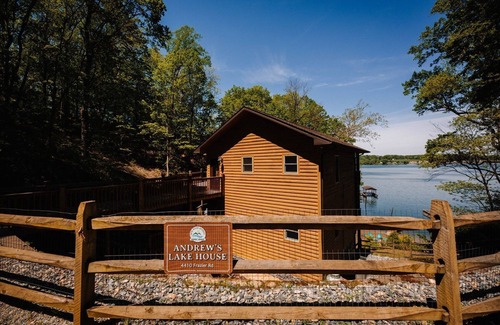 Ingles Cabin | Waterfront Log Home Getaway on Claytor Lake! 3BS10 - Andrew's Lake View