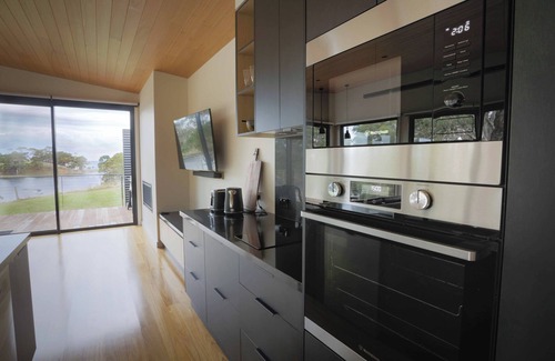 Forge Creek Apartment | Waterfront Luxury Farm Studio situated on the Gippsland Lakes, Victoria.