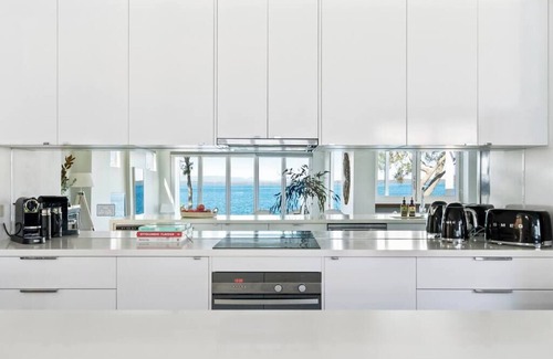 Wrights Beach House | Waterfront Luxury Residence 9 min from Hyams Beach