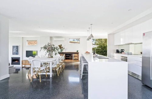 Wrights Beach House | Waterfront Luxury Residence 9 min from Hyams Beach