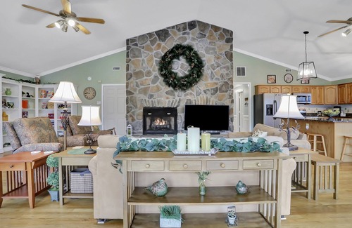 Luray House | Waterfront, Luxury Panoramic View, Fast Wi-Fi, Private River Access Steps Away!