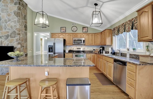 Luray House | Waterfront, Luxury Panoramic View, Fast Wi-Fi, Private River Access Steps Away!