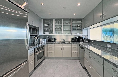 West Avenue Condo | Waterfront Luxury: South Beach 2Bed/2Bath Boutique Condo, Panoramic Views