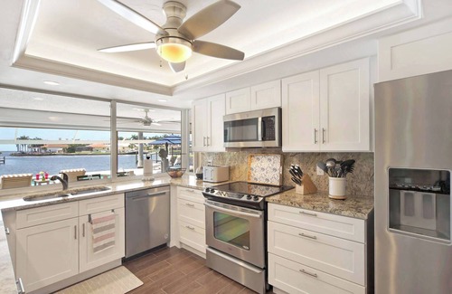 Yacht Club Villa | Waterfront Luxury Villa * South Facing * Pool * Jacuzzi * WiFi * Tiki Hut*