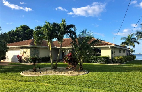 Yacht Club Villa | Waterfront Luxury Villa * South Facing * Pool * Jacuzzi * WiFi * Tiki Hut*