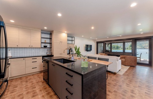 Wapato Point Condo | Waterfront Luxury- Yacinde B2