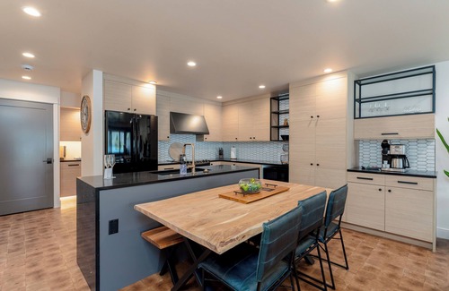 Wapato Point Condo | Waterfront Luxury- Yacinde B2