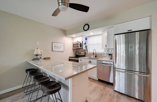 Marco Island Condo | Waterfront Marco Island Condo w/Pool + Hot Tub!