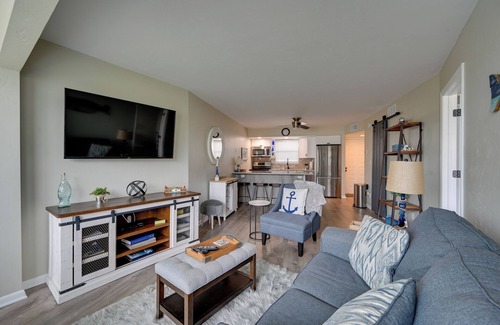 Marco Island Condo | Waterfront Marco Island Condo w/Pool + Hot Tub!