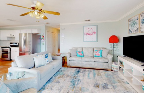 Flour Bluff House | Waterfront monthly rental with private pool, boat slip & 2 SUPs