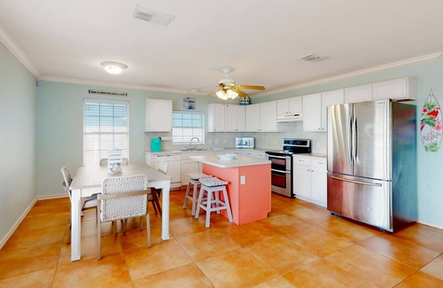 Flour Bluff House | Waterfront monthly rental with private pool, boat slip & 2 SUPs