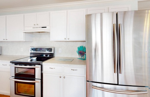 Flour Bluff House | Waterfront monthly rental with private pool, boat slip & 2 SUPs