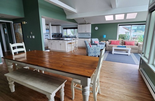 Clinton House | Waterfront, movie theater, kayaks, fire pit.