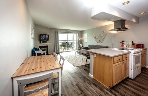 Lincoln City Condo | Waterfront Oasis! 2 BR with a View