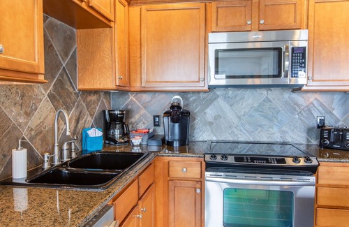 Rockaway Beach Condo | Waterfront Oceanview Rockaway beach home|Steps to beach & Downtown|WiFi|W&D